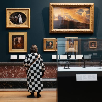A highlight image for Visitor in galleries