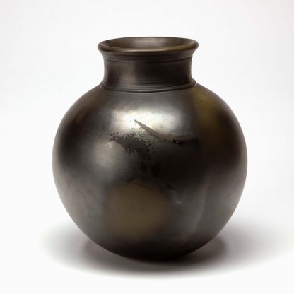 Pot, burnished earthenware. Made by Magdalene Odundo, c. 1983 © Magdalene Odundo. Photograph © The Fitzwilliam Museum, Cambridge.