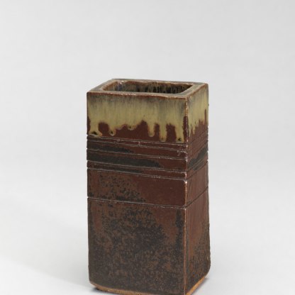 Rectangular pot, made by Ian Auld (1926–2000), in Essex, England, c. 1965. Stoneware, glazed