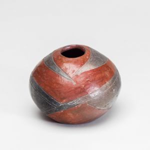 Small pot, made by Zoë Ellison (1916–86), in Cambridge, England, c. 1968. Earthenware, stained, burnished and saw-dust fired