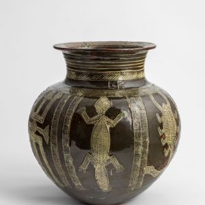 Water Jar with lizards, made by Ladi Kwali (1925–84), in Abuja (Suleja), Nigeria, 1957. Stoneware, incised, decorated with slip, glazed