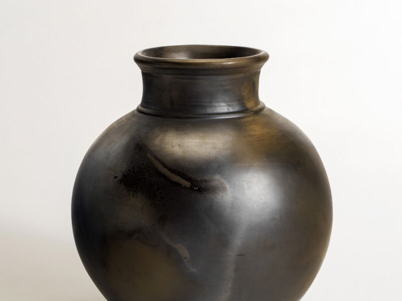 Pot, burnished earthenware. Made by Magdalene Odundo, c. 1983.