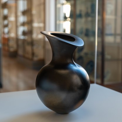 Pot - Pot, made by Magdalene Odundo (b. 1950), in Surrey, England, 1983. Terracotta, burnished and reduced black