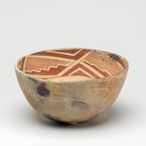 Bowl with abstract pattern, broken before burial, unknown maker of the Mimbres culture, made in Mimbres Valley, New Mexico, USA, 950–1150 CE. Local clay, with cream slip, painted