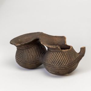 Double vessel, used for giving Ndicie palm wine, unknown maker of the Igbo peoples, made in Nibo, Nigeria. Local clay, incised